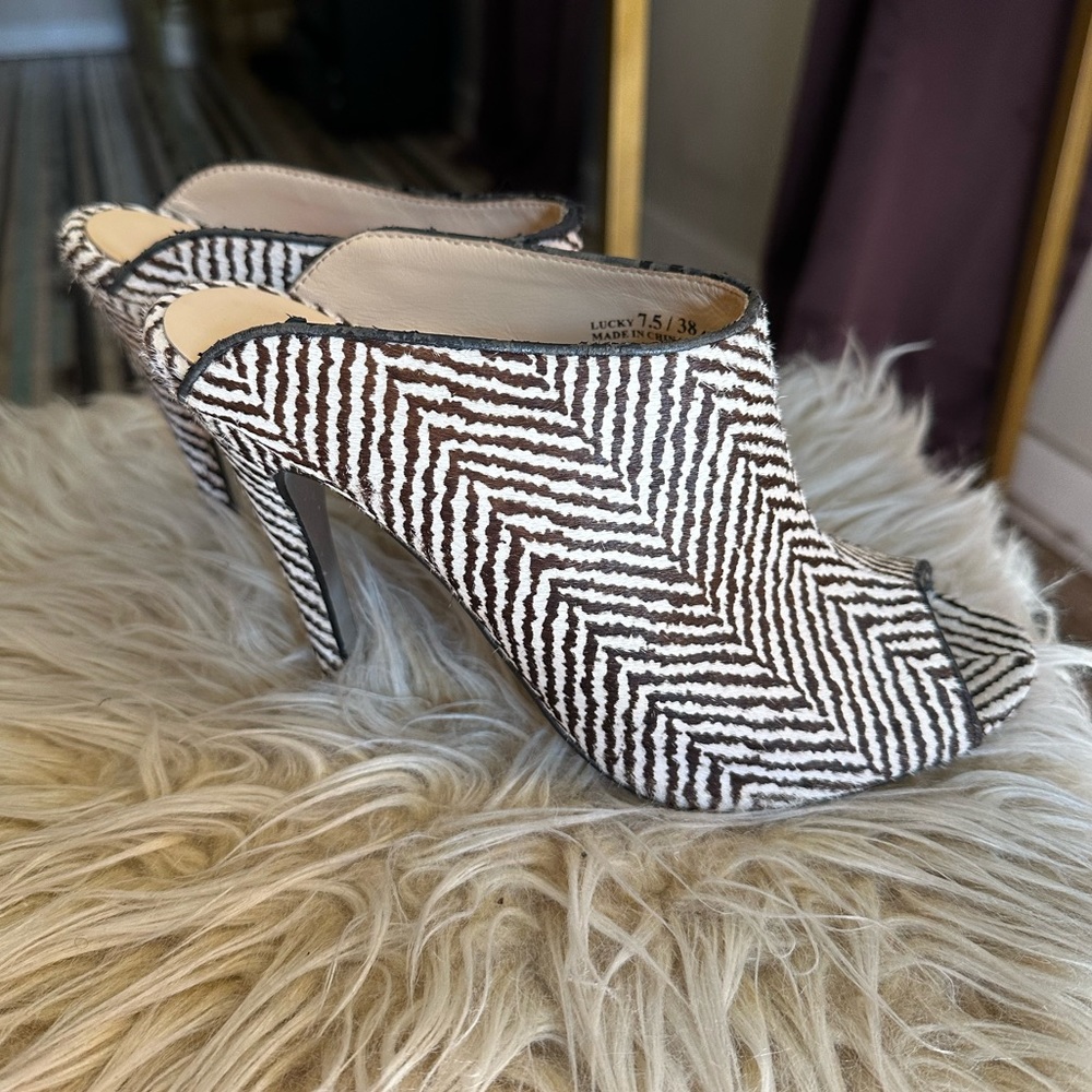 Chinese Laundry Peep Toe striped faux fur stiletto mules size 7.5 A+ con…